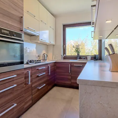 Business Apt - 50m2, Workspace, Balcony - By Rentujemy דירה *